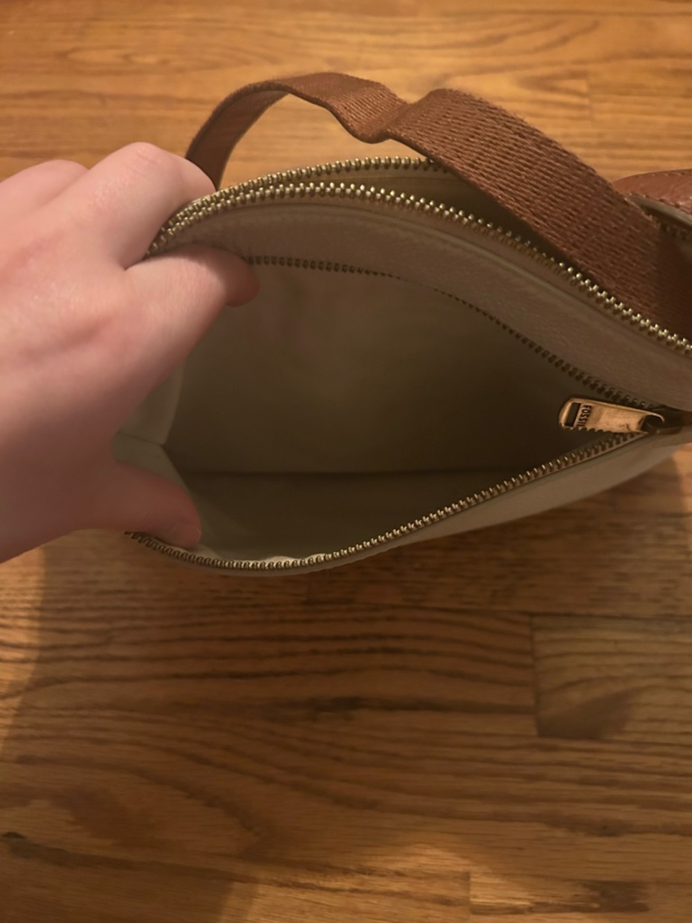 Fossil Women’s Tan Cream Retro/Vintage Inspired Classic Minimalist Shoulder Bag - Picture 5 of 11